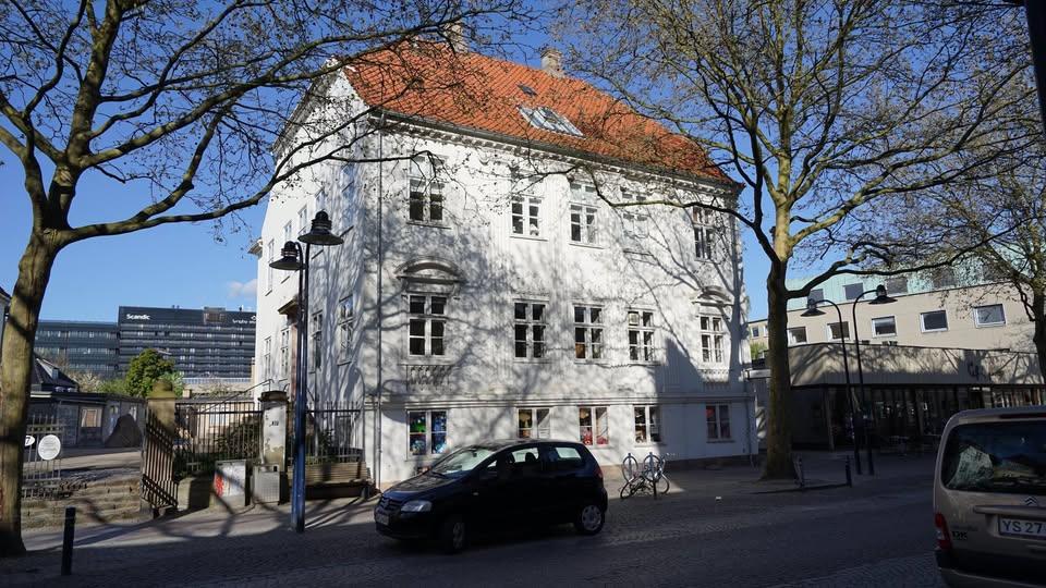 Det Hvide Palæ, Lyngby Hovedgade